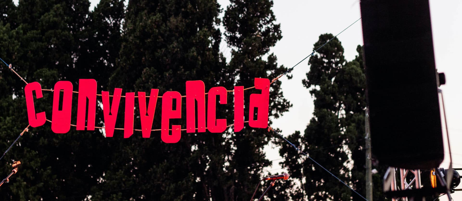 Public au bord du canal au Somail